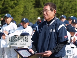 白鳥監督が日本体育協会日本スポーツ少年団より表彰状を授与されました．